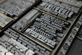 Drugulin-Anzeiger, heiteres Werbeblatt im Stile einer Zeitung der 1910er Jahre für die Offizin Haag-Drugulin, entworfen und hergestellt von Heike Schnotale, Officina Arcana Officina Arcana