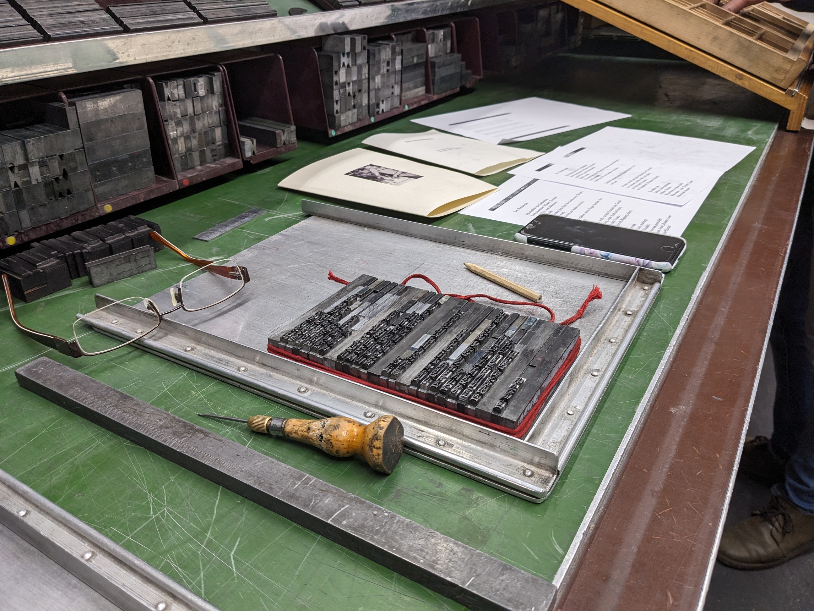 Arbeitsplatz beim Setzen in der Officina Arcana Officina Arcana