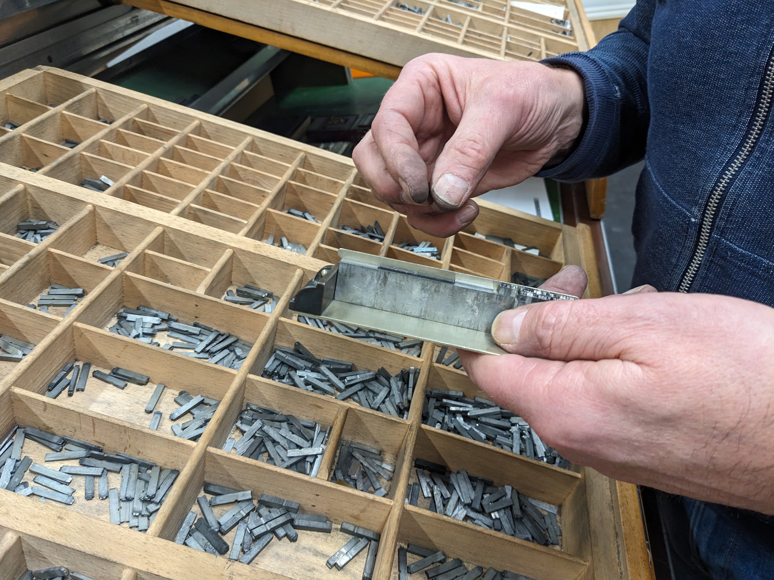 Kursteilnehmer beim Setzen mit Bleilettern, Officina Arcana Officina Arcana