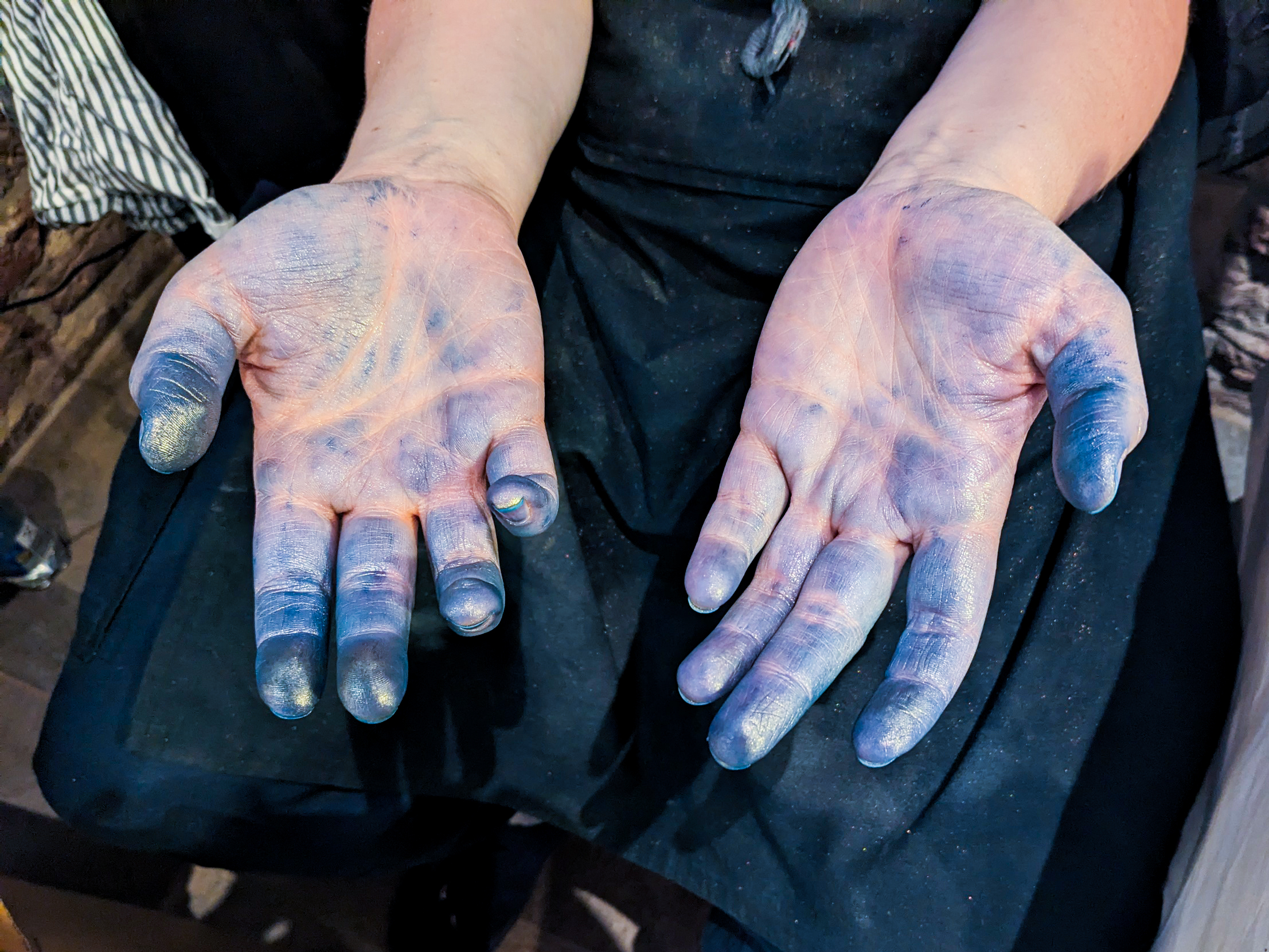 Blaue Hände nach vielem Drucken in der Officina Arcana Officina Arcana