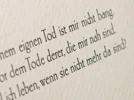 Bild des Kundenprojekts einer Trauerkarte der Officina Arcana in Pirna, Sachsen. Grafikdesign, Handsatz und Buchdruck Officina Arcana