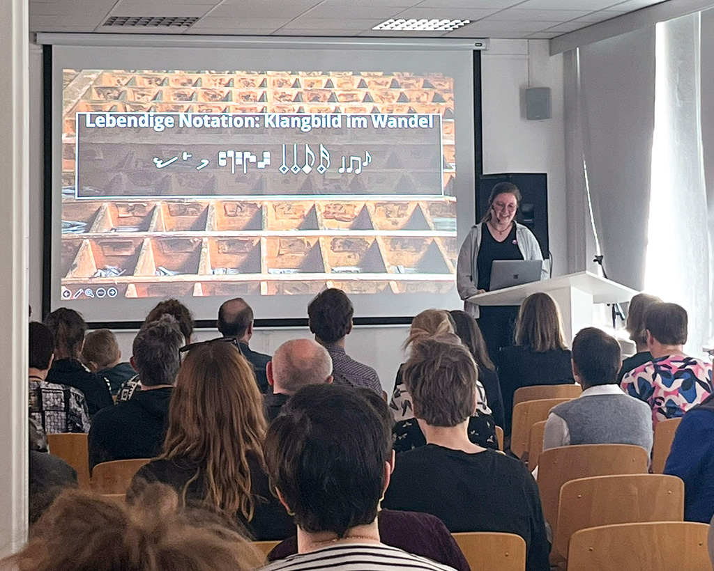 Heike Schnotale hält den Vortrag über Musiknotation Officina Arcana